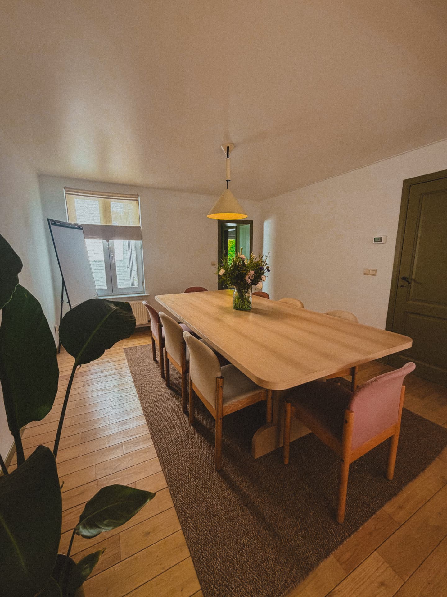 Vergaderzaal met grote houten tafel