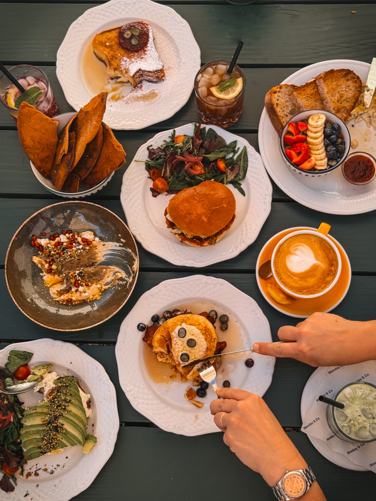 Brunchtafel vol gerechten en koffie