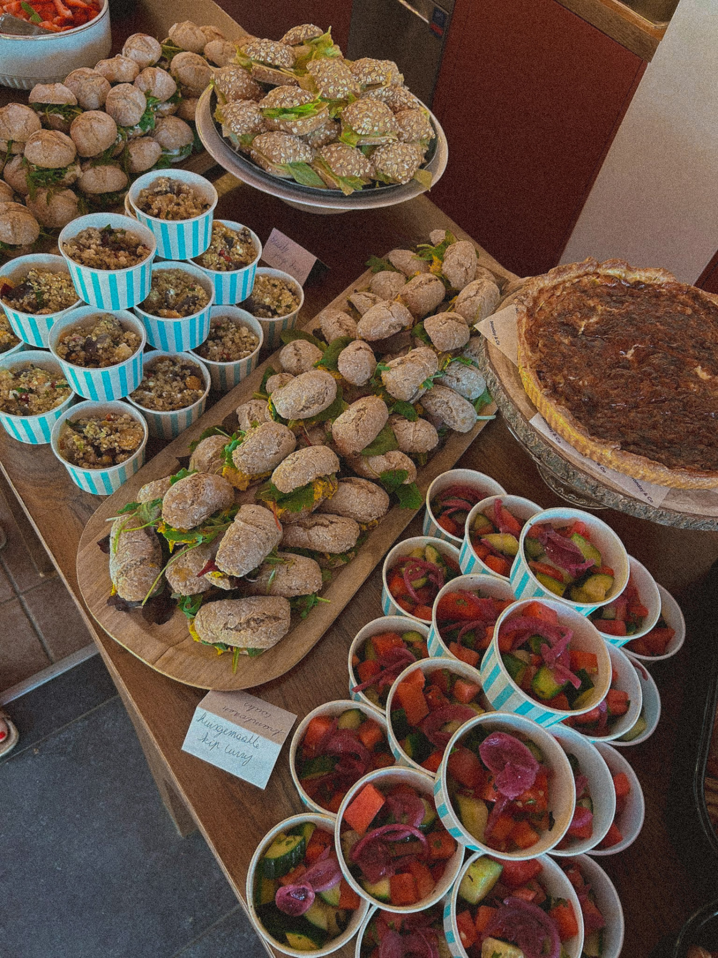 Cateringbuffet met broodjes, quiche en salades