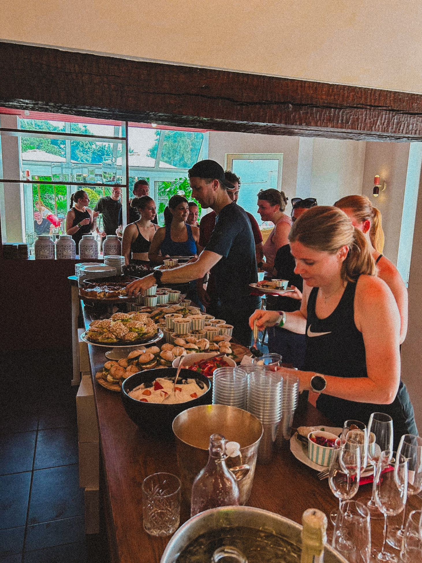 Buffet met broodjes en zoetigheden tijdens een event